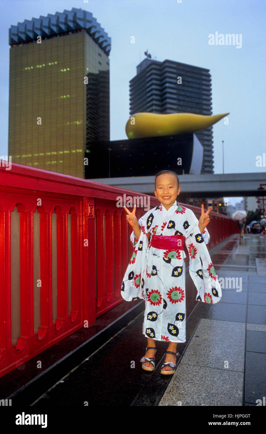 Asakusa.  Mädchen, gekleidet in traditionellen Kimono in Azumabashi Brücke. Im Hintergrund Asahi Beer Gebäude. Tokyo City, Japan, Asien Stockfoto