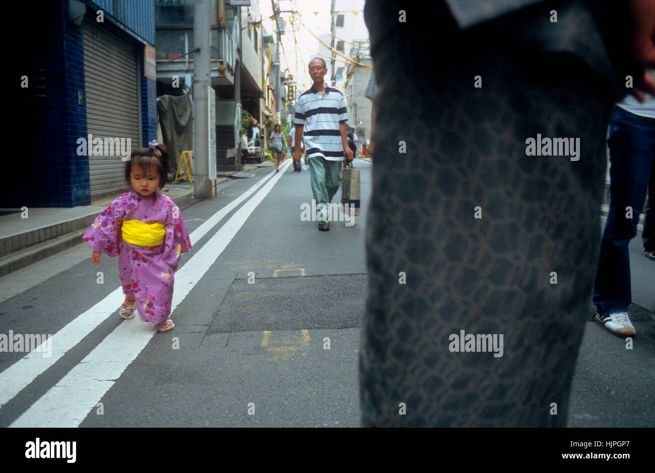 Kleines Mädchen, Mädchen; Baby, Kimono, Tradition, traditionell, typisch, Kleid, Kostüm, gekleidet, in Gasse in der Nähe der Komagata-Brücke.Tokio-Stadt, Stockfoto