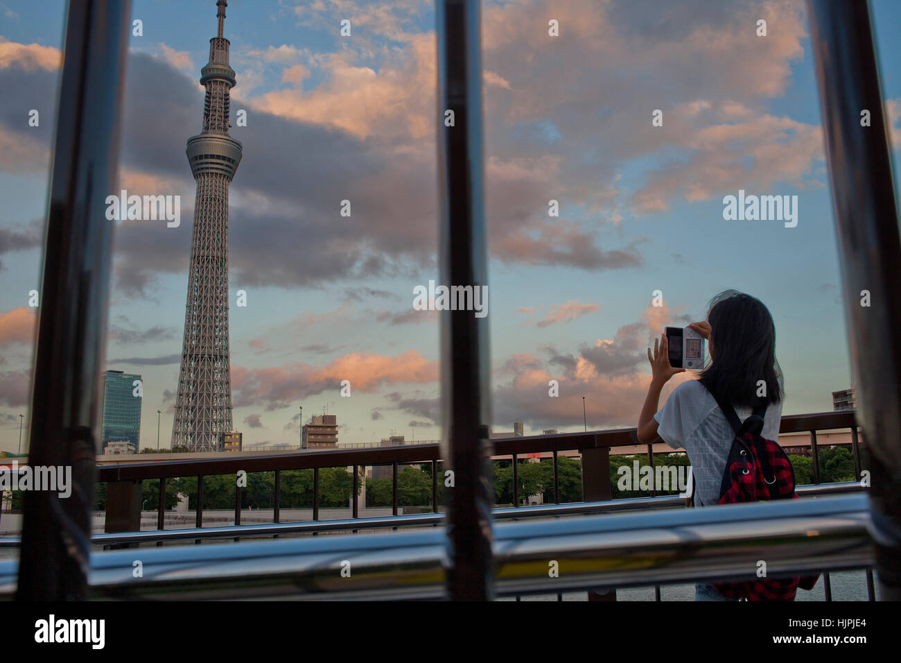 Mädchen fotografieren. Sky Tree von Sumidagawa Fluss, Bezirk Asakusa, Tokio, Japan Stockfoto