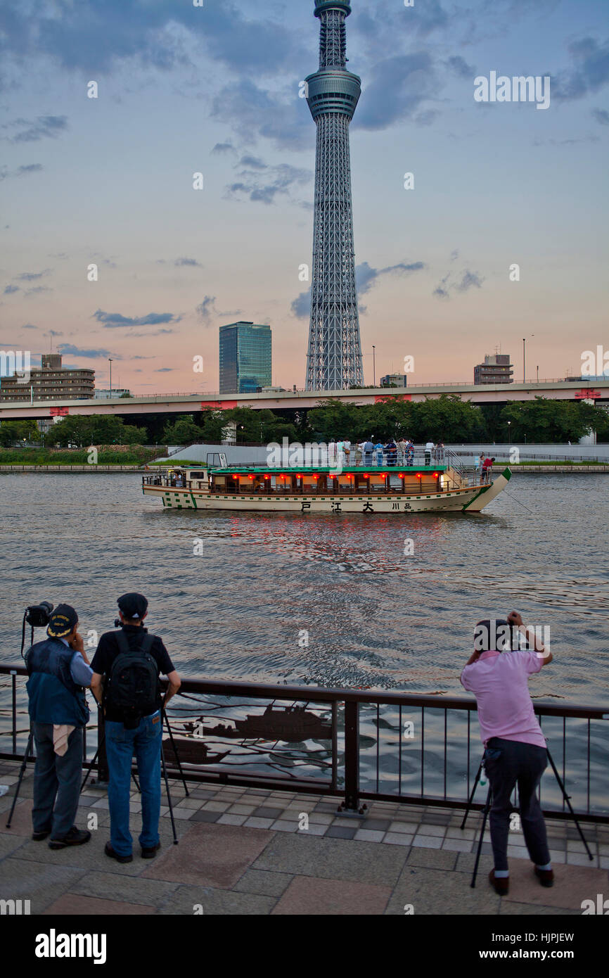 Fotografien. Sky Tree von Sumidagawa Fluss, Bezirk Asakusa, Tokio, Japan Stockfoto