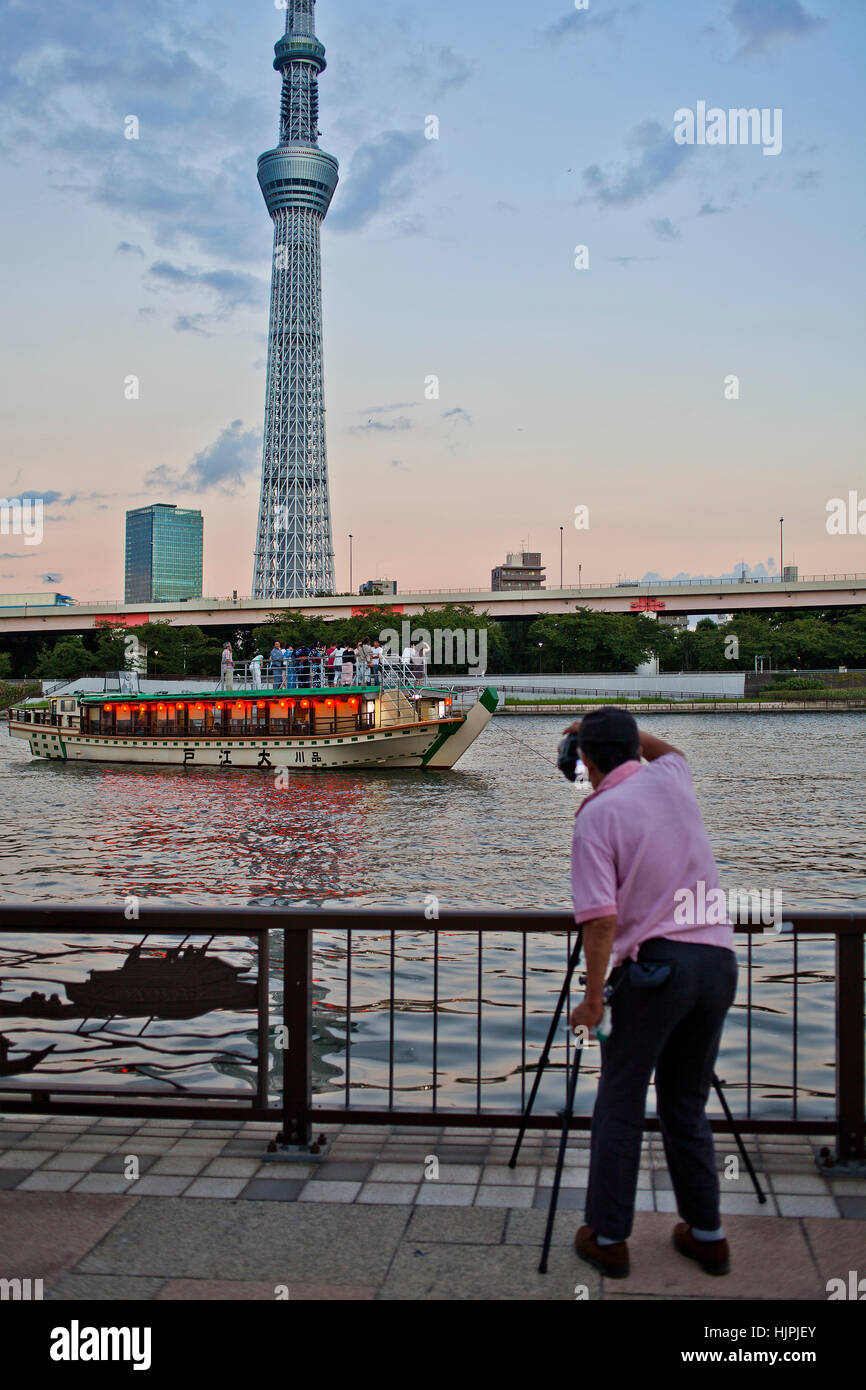 Foto. Sky Tree von Sumidagawa Fluss, Bezirk Asakusa, Tokio, Japan Stockfoto