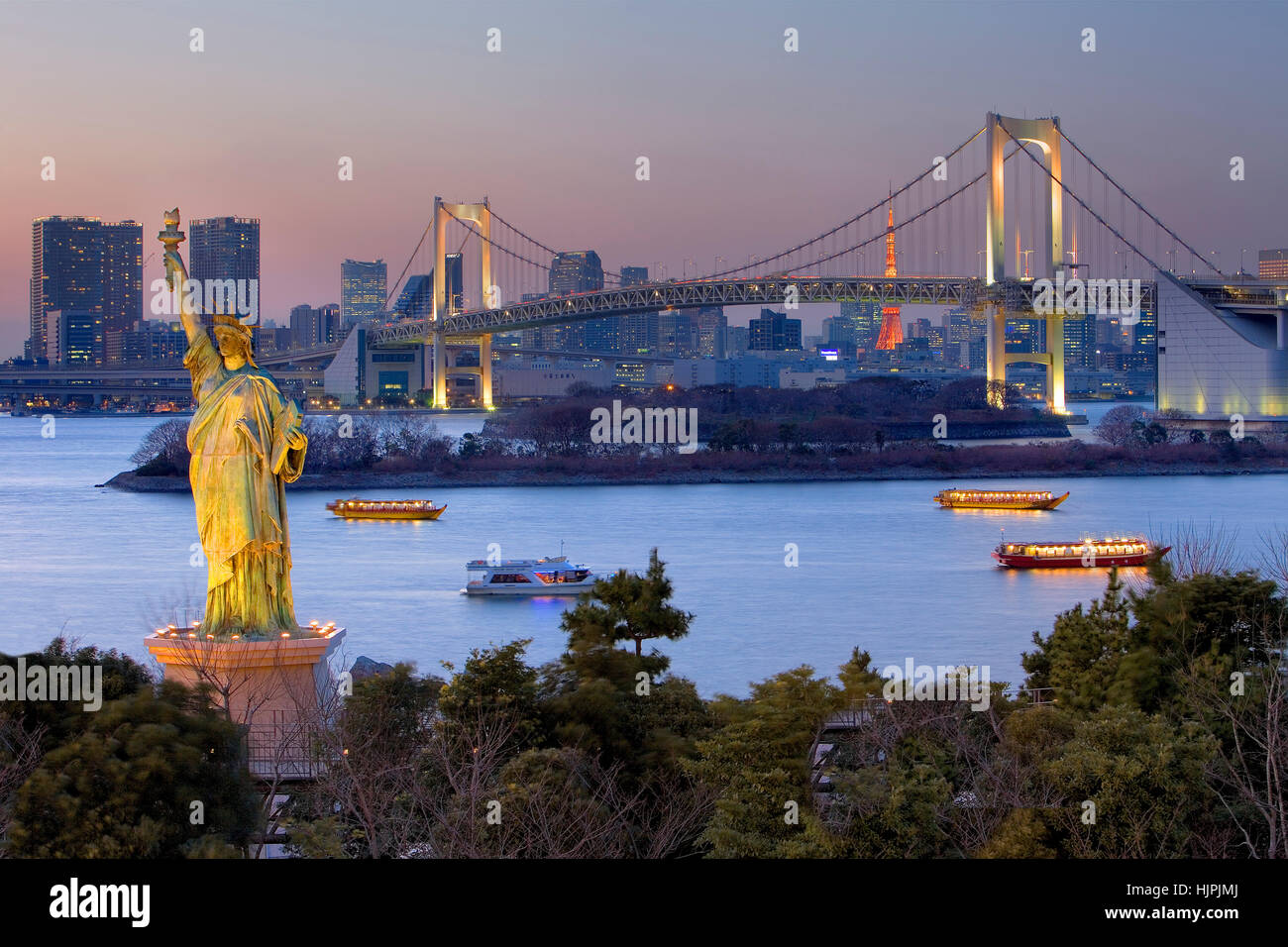 Bucht von Tokio, als vom Bahnhof Odaiba (künstliche Insel). Statue of