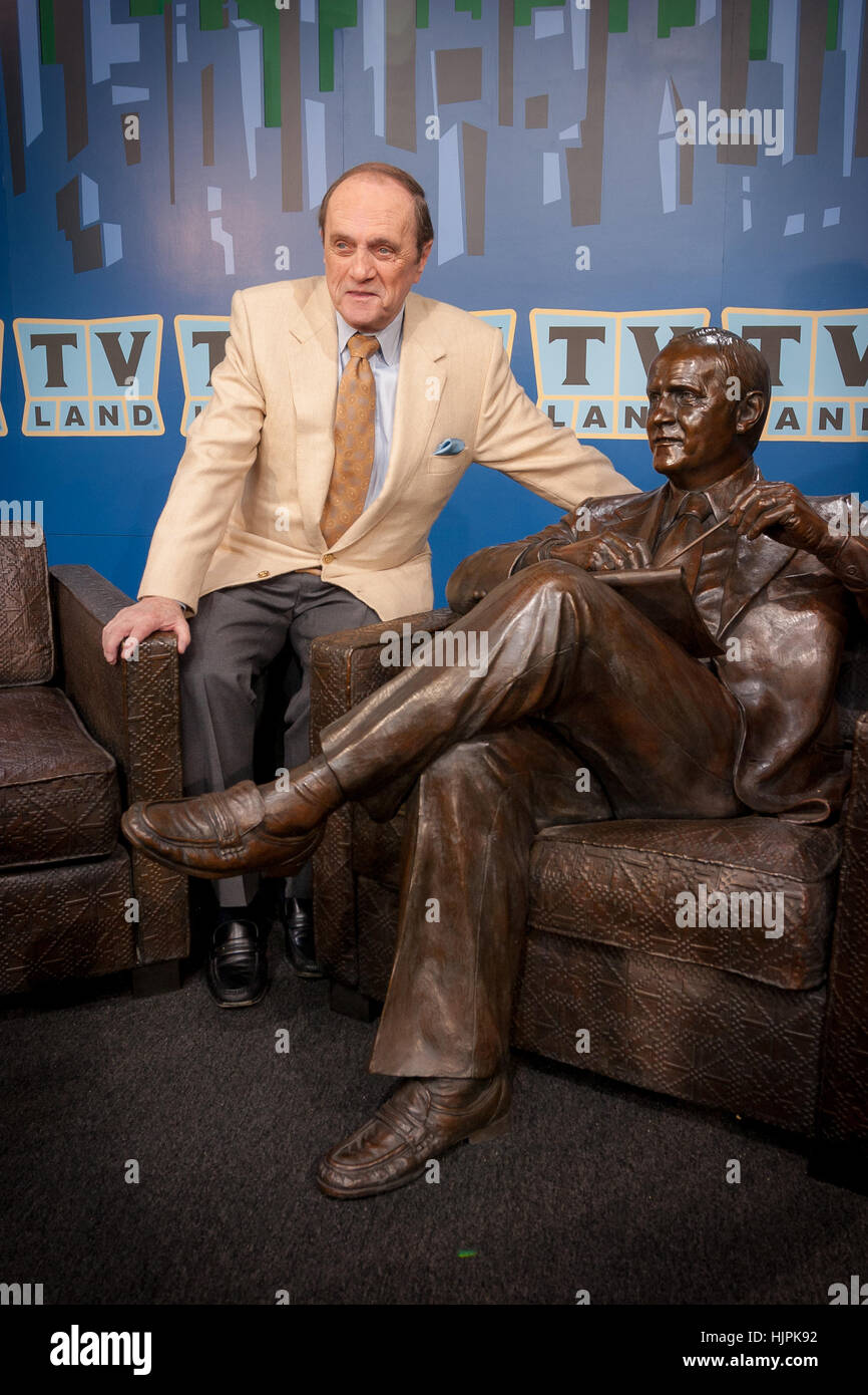 Bob Newhart mit Bronze-Skulptur von Dr. Robert Hartley, spielte er die Figur in seiner Fernsehserie der 1970er Jahre, "The Bob Newhart Show." Stockfoto