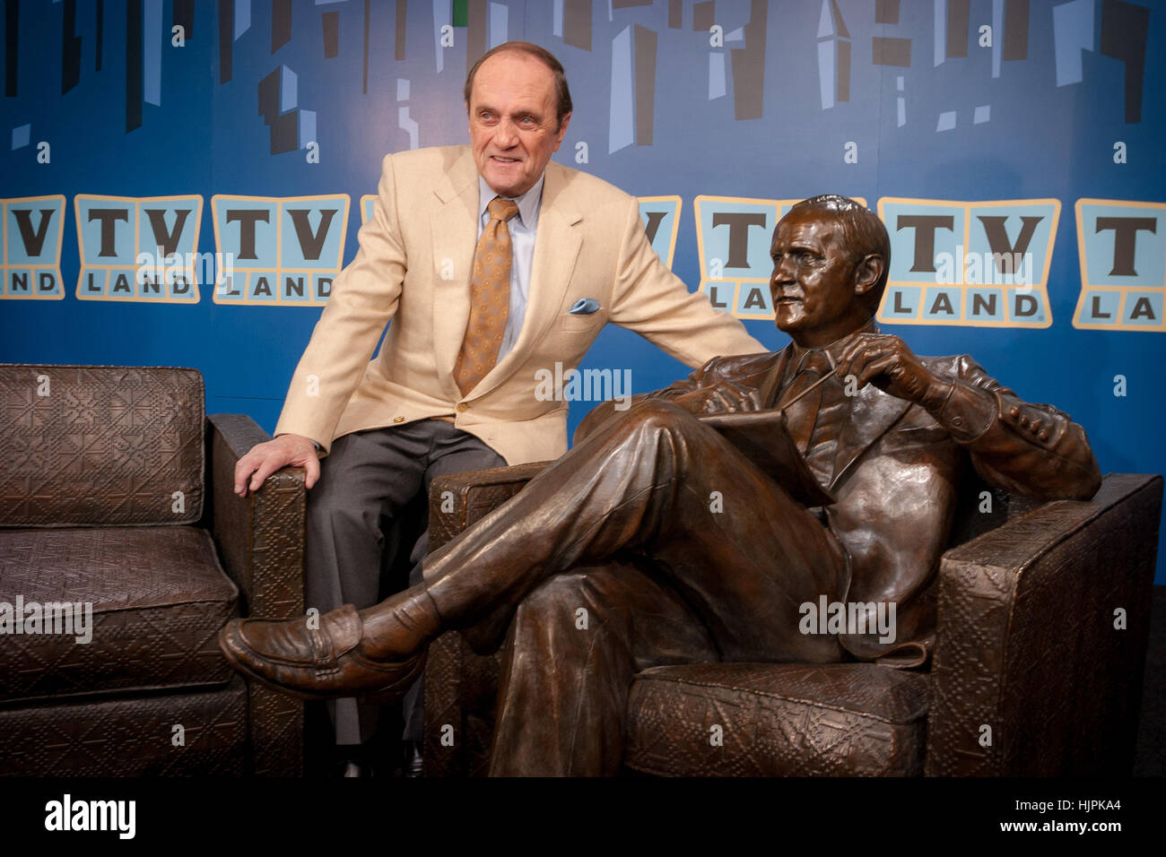 Bob Newhart mit Bronze-Skulptur von Dr. Robert Hartley, spielte er die Figur in seiner Fernsehserie der 1970er Jahre, "The Bob Newhart Show." Stockfoto