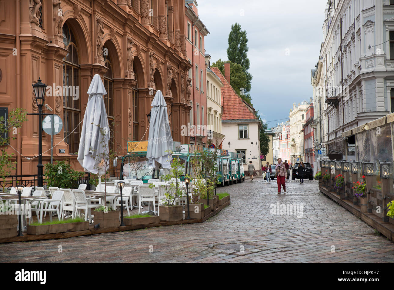 Dehors von einem Café in einer zentralen Straße, Riga, Lettland Stockfoto