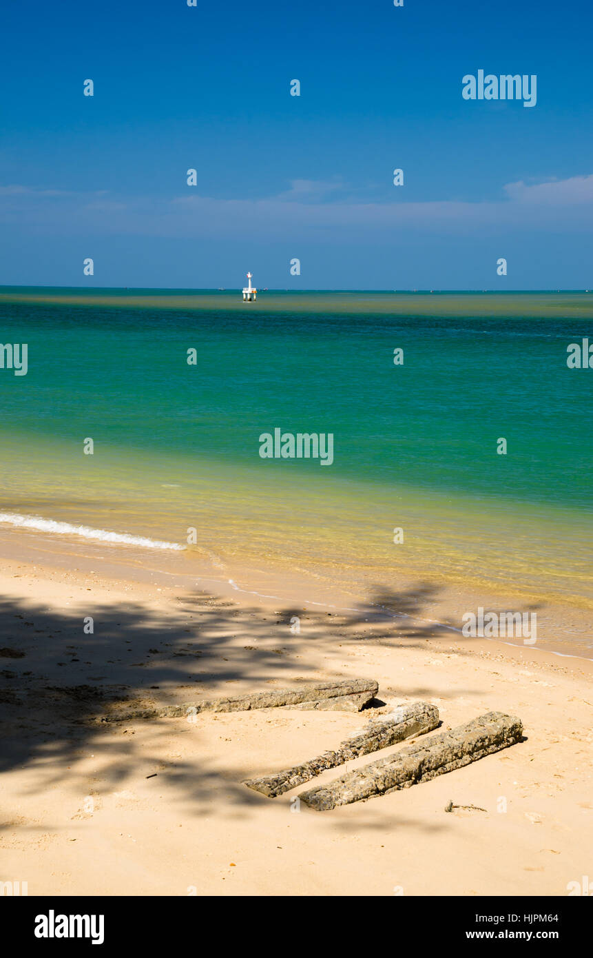 Wellen, Meer und Himmel blau Stockfoto