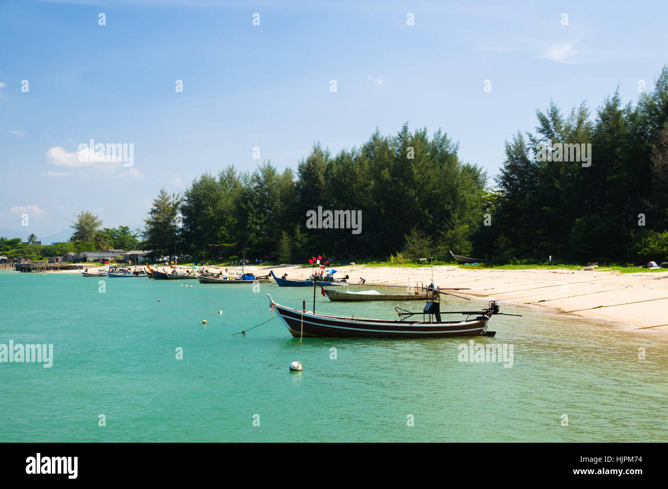 Boot am Strand und blauer Himmel Stockfoto