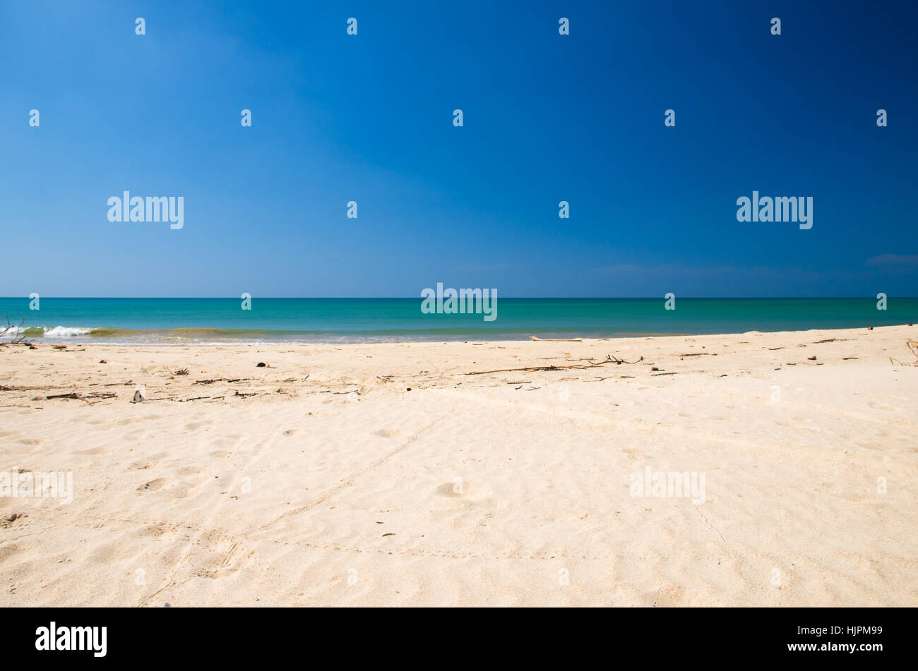 Wellen, Meer und Himmel blau Stockfoto