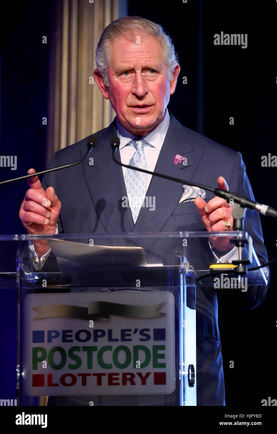 Der Prince Of Wales spricht während des Empfangs vor dem Essen die Leute Postleitzahl Lotterie Charity Gala im Prestonfield House, Edinburgh. Stockfoto