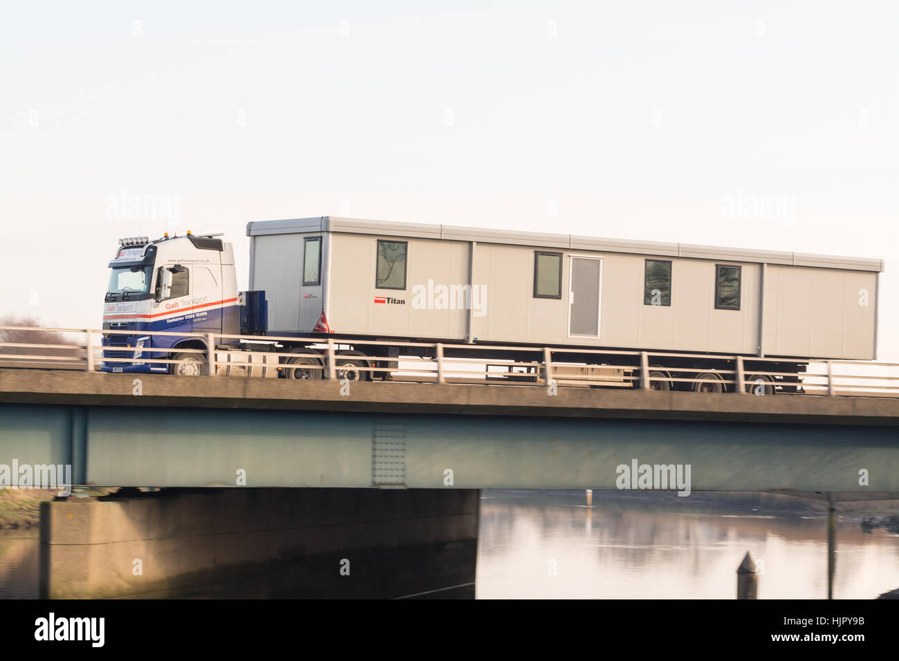 Portakabin Titan tragbare Gebäude auf der Rückseite eines Galt Transport-LKW auf der Autobahn in Schottland, Großbritannien Stockfoto