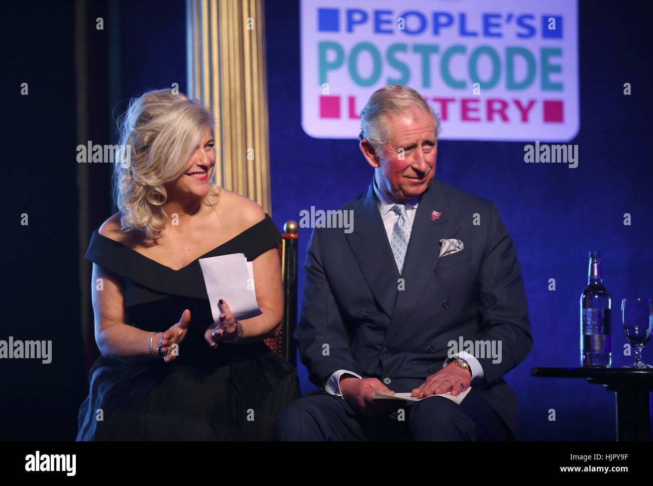 Der Prince Of Wales mit mit Jane Wood von den Prinzen Wohltätigkeitsorganisationen während des Empfangs vor dem Essen die Leute Postleitzahl Lotterie Charity Gala im Prestonfield House, Edinburgh. Stockfoto