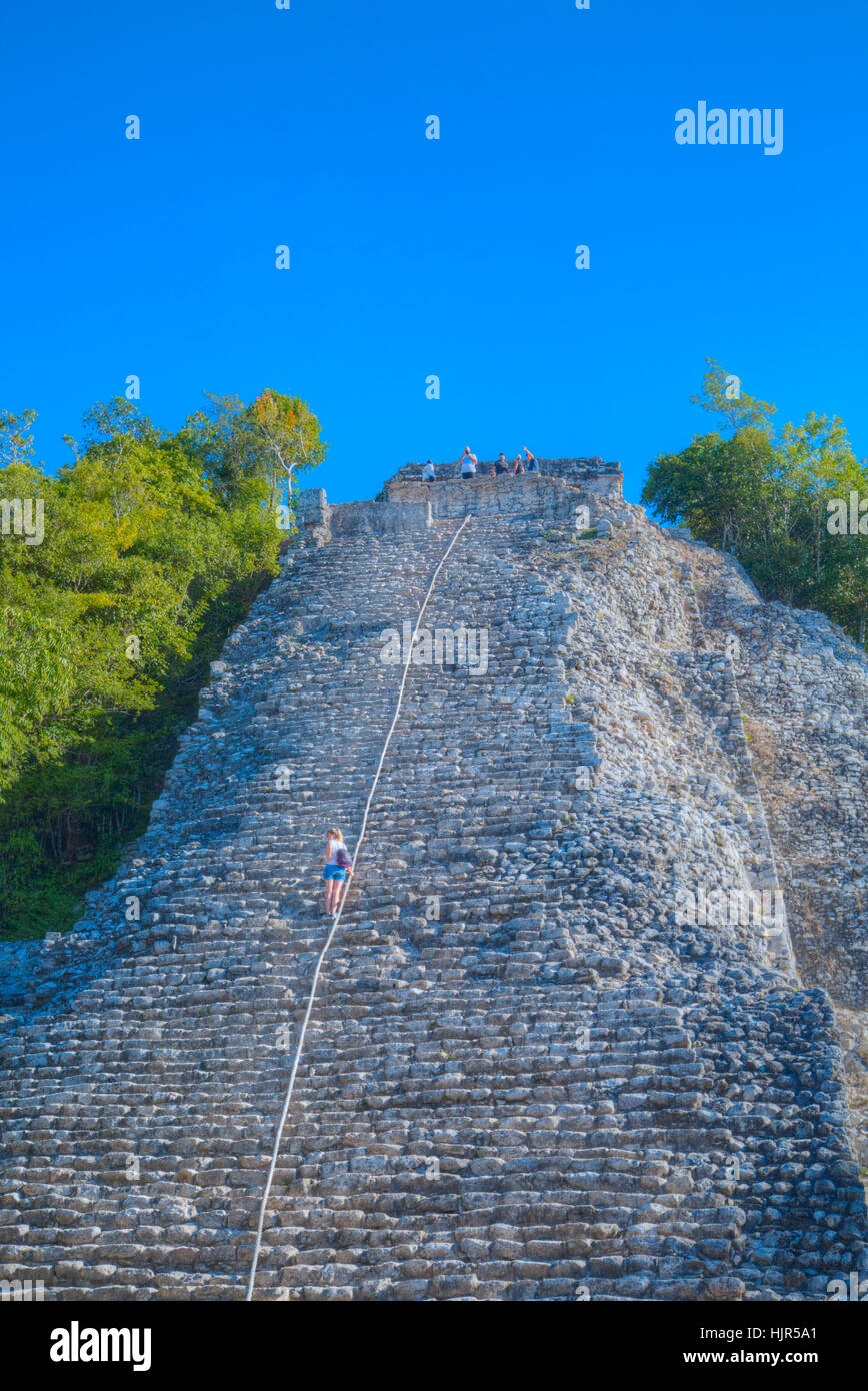 Touristen Klettern Tempel, Nohoch Mul Tempel, Coba, Quintana Roo, Mexiko Stockfoto