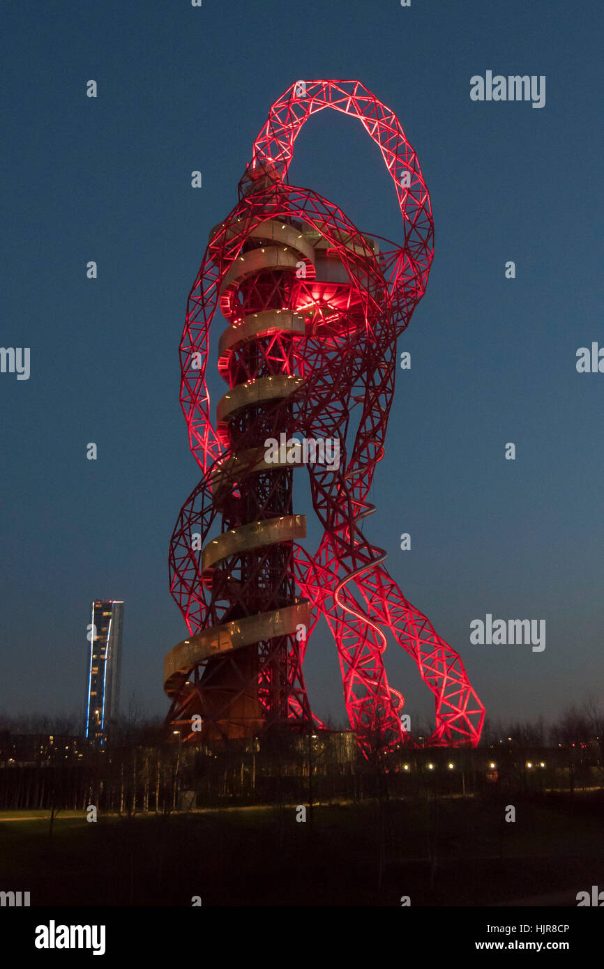 London, UK. 24. Januar 2017. Der ArcelorMittal Orbit ist 114,5 Meter hohen (376 ft) Skulptur und Aussichtsturm in der Queen Elizabeth Olympic Park in Stratford, London. Es ist Großbritanniens größte Stück von Kunst im öffentlichen Raum, [3] und soll eine permanente bleibendes Vermächtnis Londons Hosting der 2012 Olympischen und Paralympischen Spiele, Unterstützung bei der Post-Olympischen Regeneration des Bereichs Stratford. Bildnachweis: Alberto Pezzali/Pacific Press/Alamy Live-Nachrichten Stockfoto