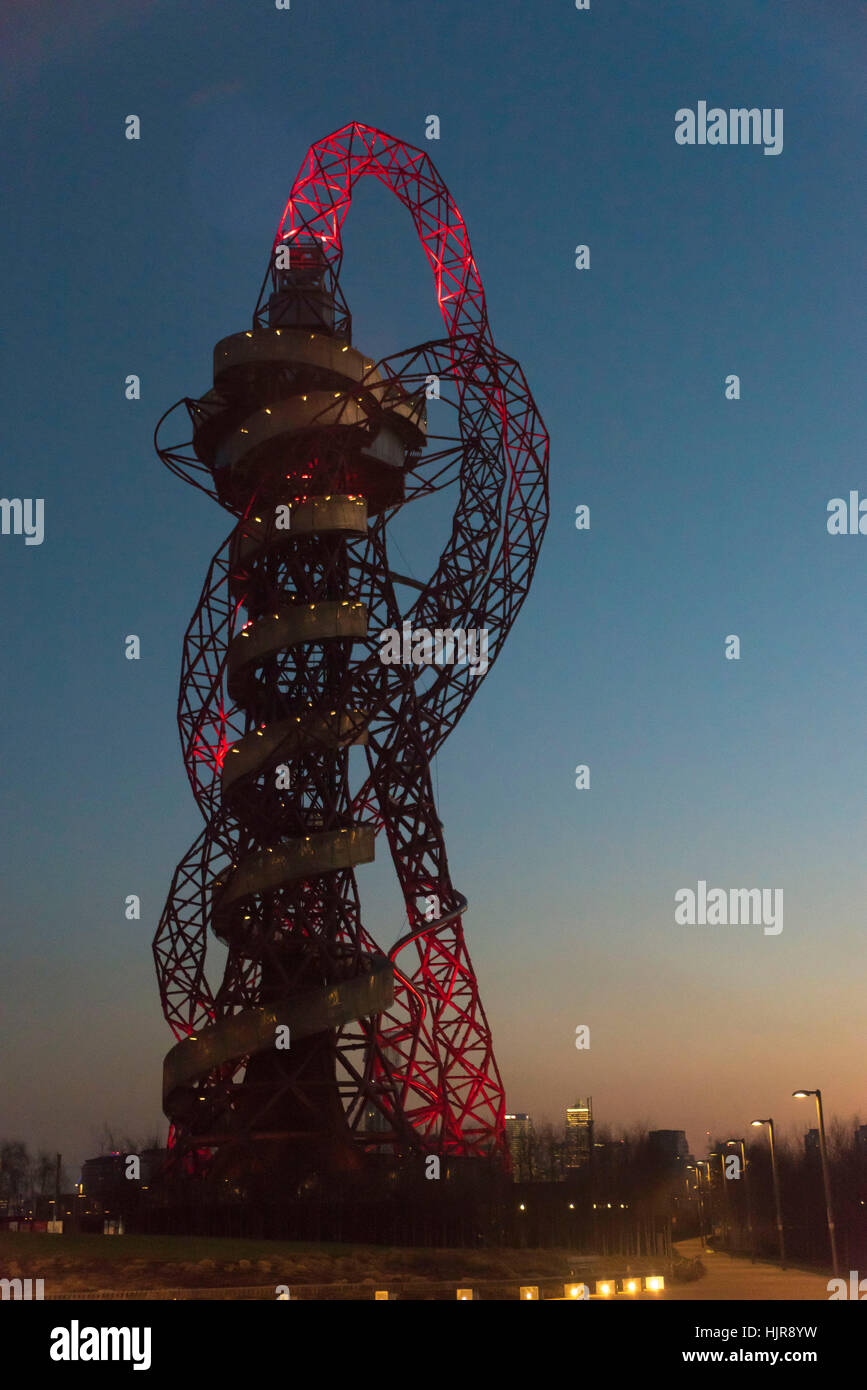 London, UK. 24. Januar 2017. Der ArcelorMittal Orbit ist 114,5 Meter hohen (376 ft) Skulptur und Aussichtsturm in der Queen Elizabeth Olympic Park in Stratford, London. Es ist Großbritanniens größte Stück von Kunst im öffentlichen Raum, [3] und soll eine permanente bleibendes Vermächtnis Londons Hosting der 2012 Olympischen und Paralympischen Spiele, Unterstützung bei der Post-Olympischen Regeneration des Bereichs Stratford. Bildnachweis: Alberto Pezzali/Pacific Press/Alamy Live-Nachrichten Stockfoto