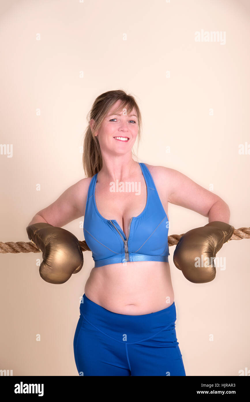 Frauenboxer, der goldene handschuhe und eine sport bh frau trägt -Fotos und  -Bildmaterial in hoher Auflösung – Alamy