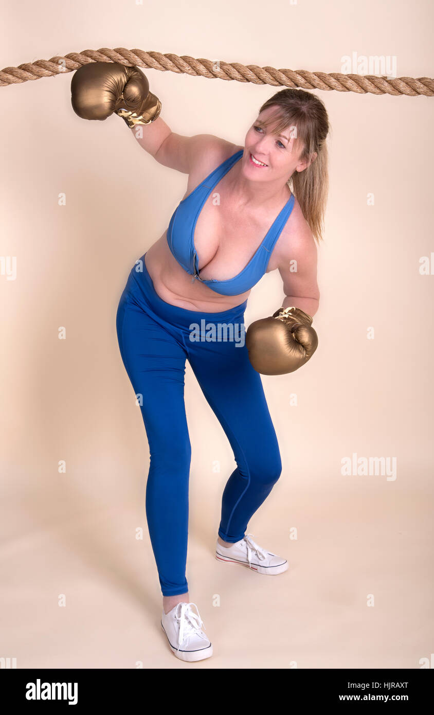 Frau Boxer tragen goldene Handschuhe und einen Sport-BH Stockfoto