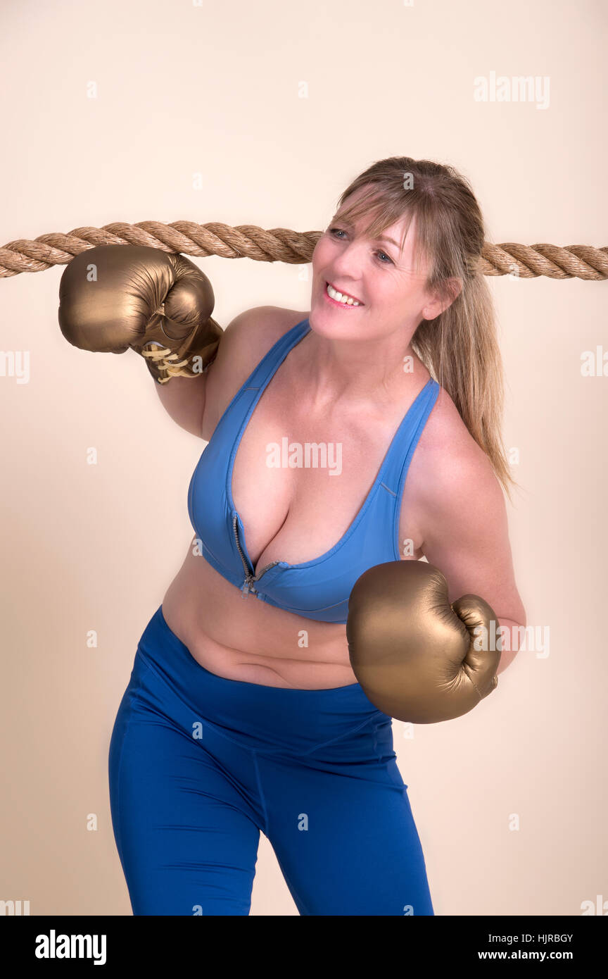 Frau Boxer tragen goldene Handschuhe und einen Sport-BH Stockfoto