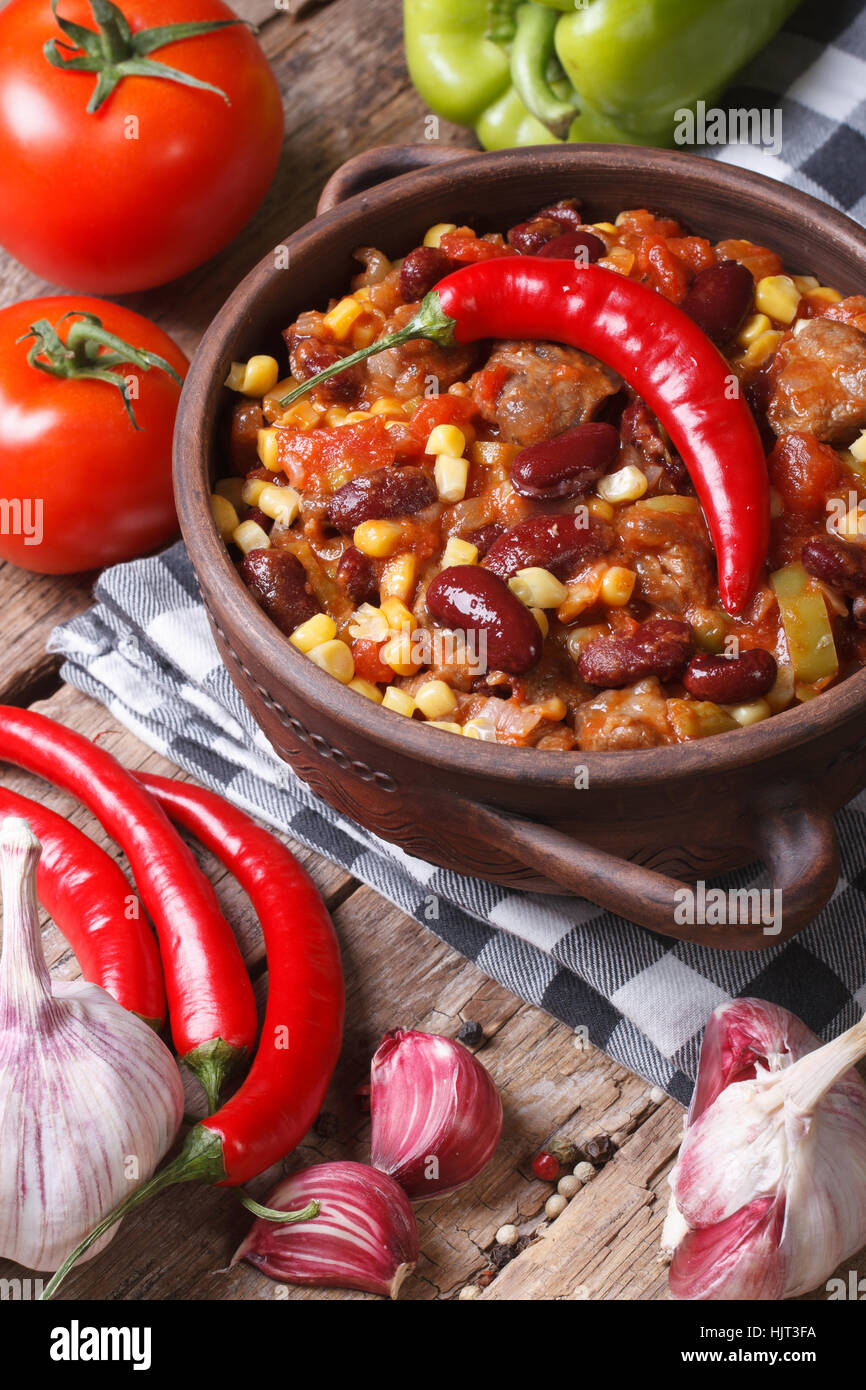 Mexikanisches Essen Chili Con Carne in einem Topf und Zutaten. vertikale Ansicht von oben Stockfoto