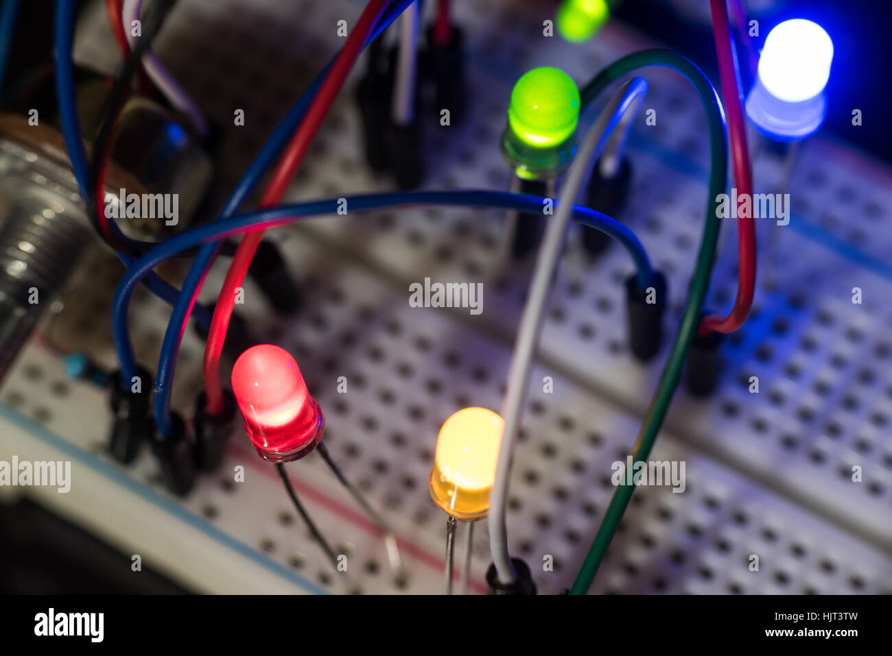 Komponenten von elektronischen Geräten und leuchtende LEDs Stockfoto