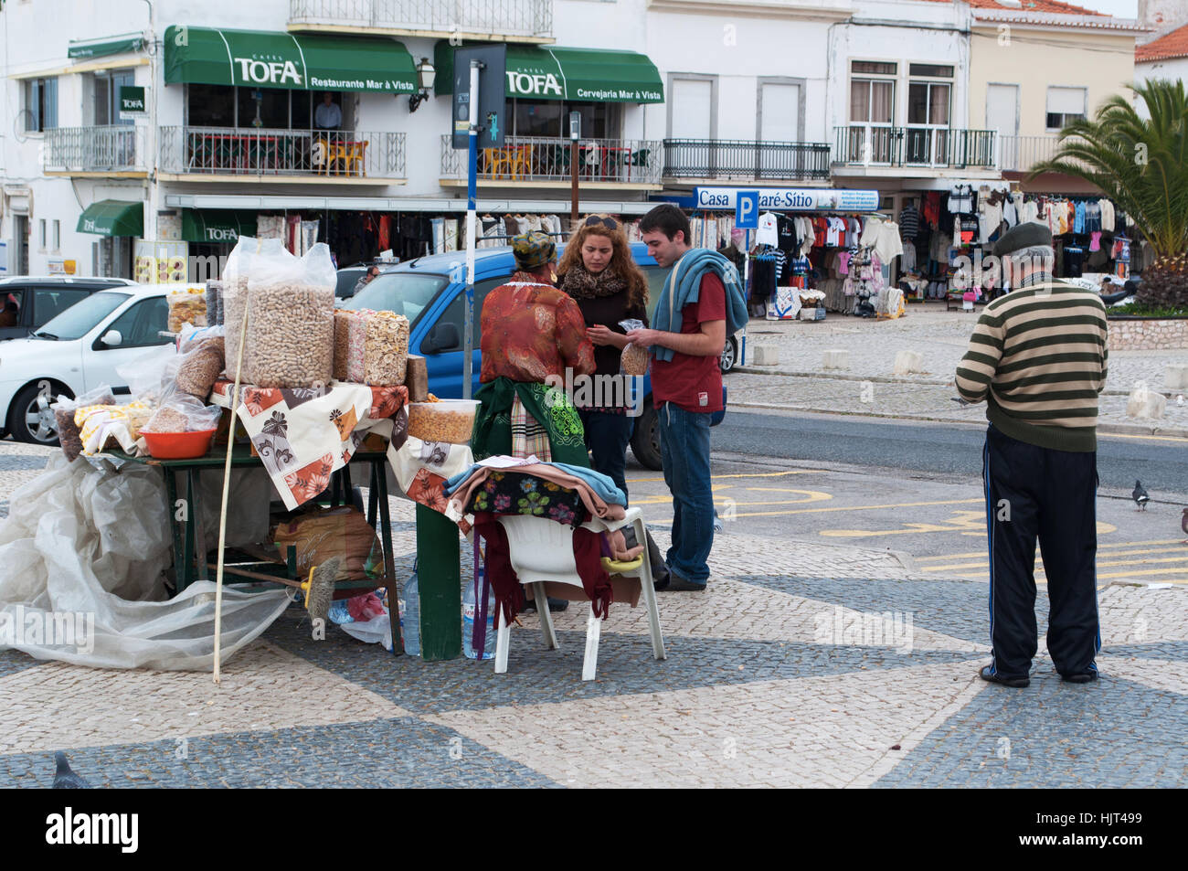 Portugal: Hausierer der getrockneten Früchte in der Mitte Sitio, das alte Viertel der Stadt Nazare auf einer Klippe thront Stockfoto