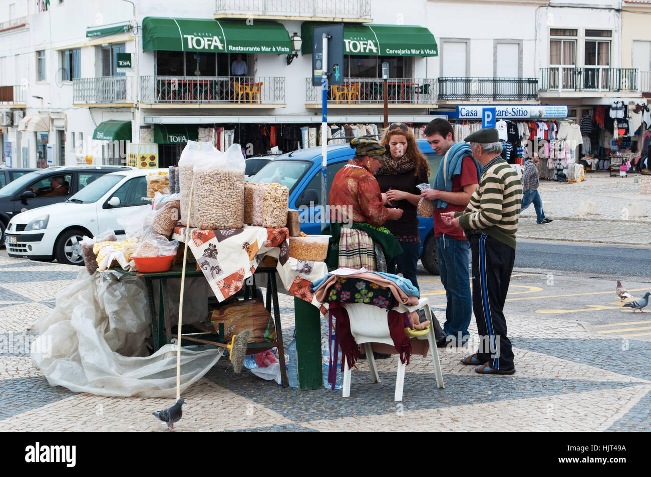 Portugal: Hausierer der getrockneten Früchte in der Mitte Sitio, das alte Viertel der Stadt Nazare auf einer Klippe thront Stockfoto