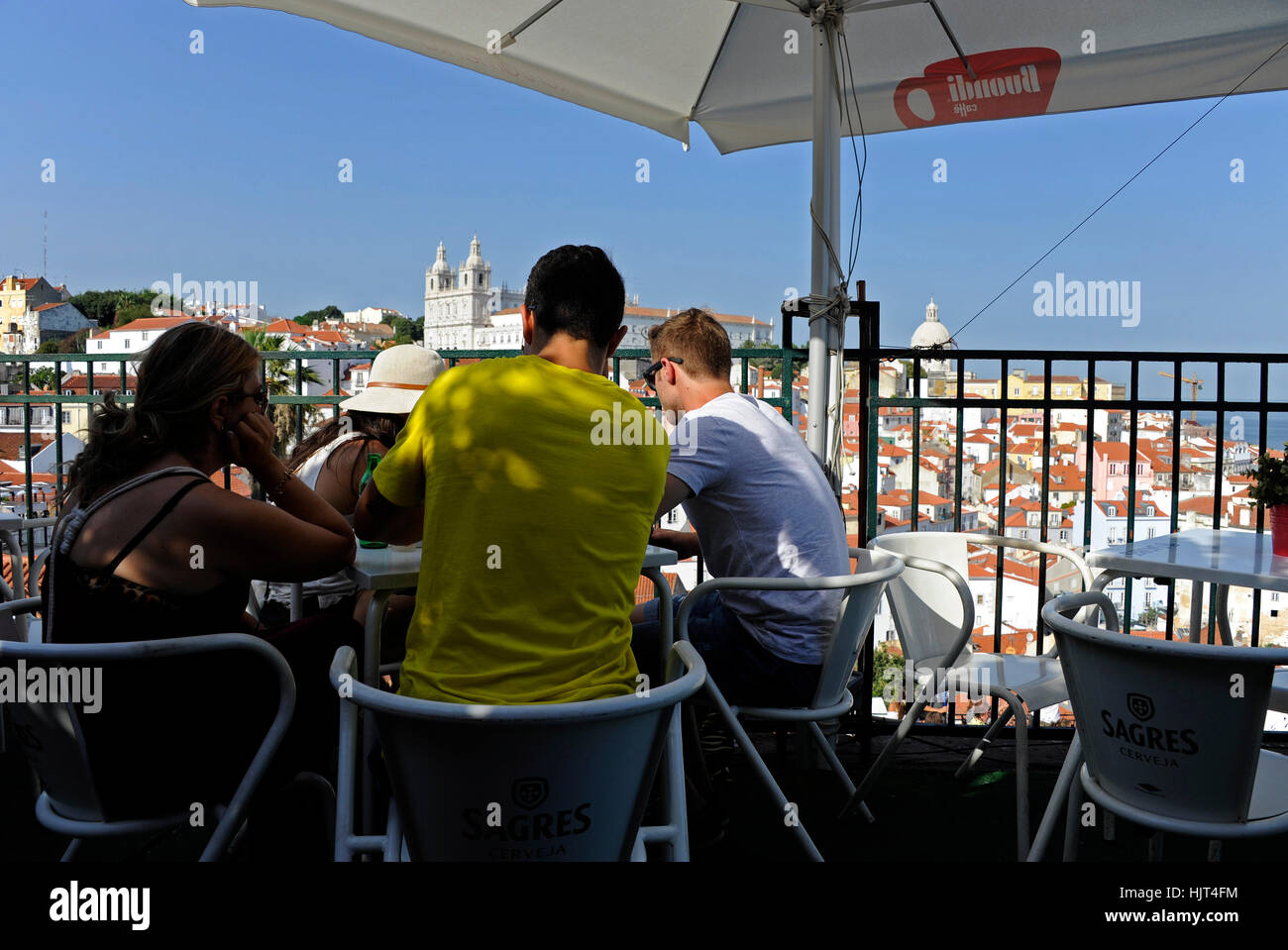 Bar Terraco de Santa Luzia, Igreja de Sao Vicente de Fora Kirche und Kloster und Panteoa Nacional, Blick vom Miradouro, Lissabon Stockfoto