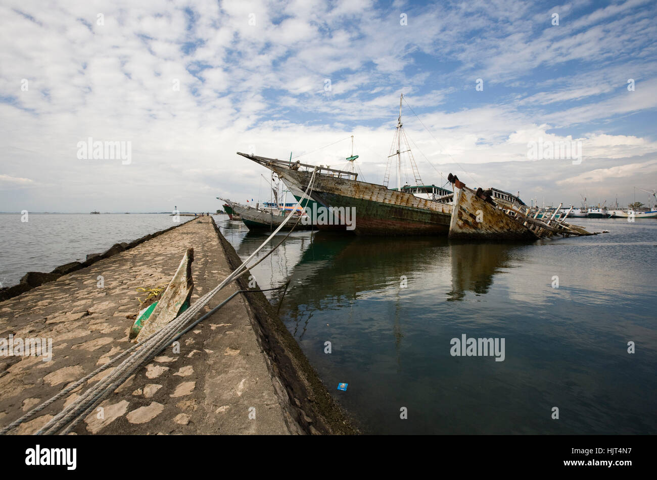 Makassar Schoner (Pinisi) im Paotere Hafen, der alte Hafen von Makassar, Indonesien Stockfoto