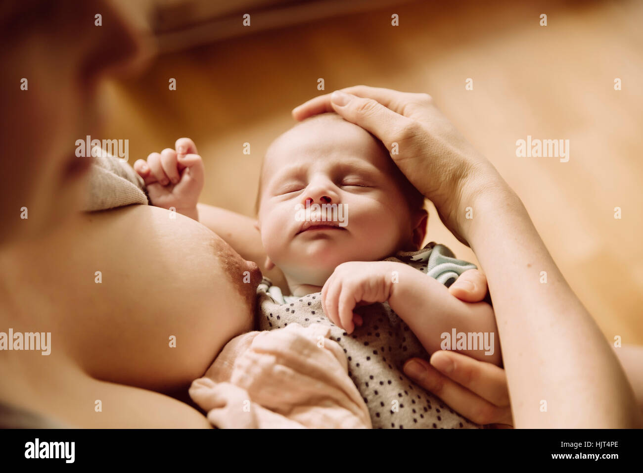 Schläfrig Neugeborenen nach dem Trinken von Mutter "AOS Brust Stockfoto