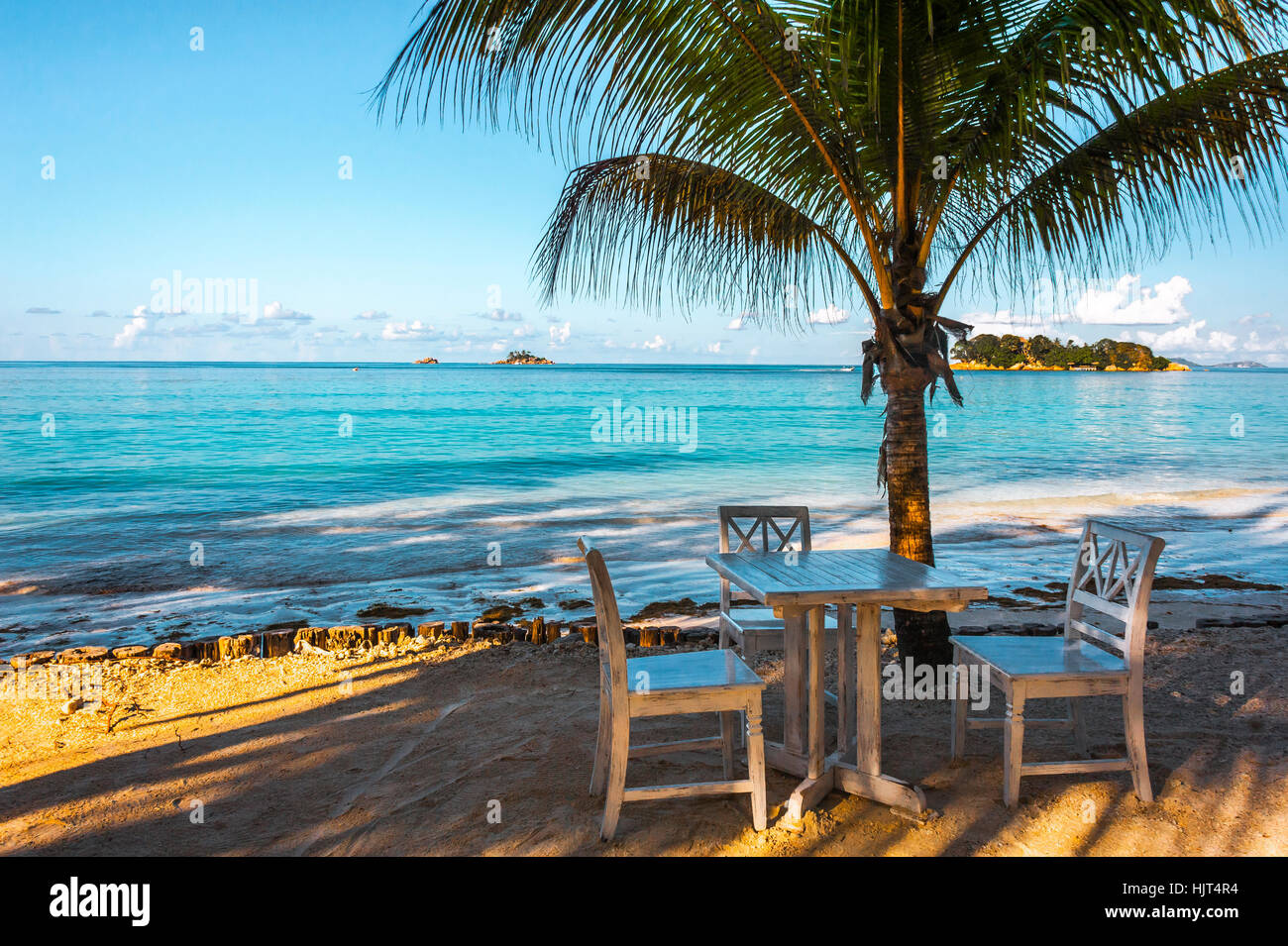 Strand der Seychellen mit Tisch und Stühlen, Insel Praslin, Strand Anse Volbert Stockfoto