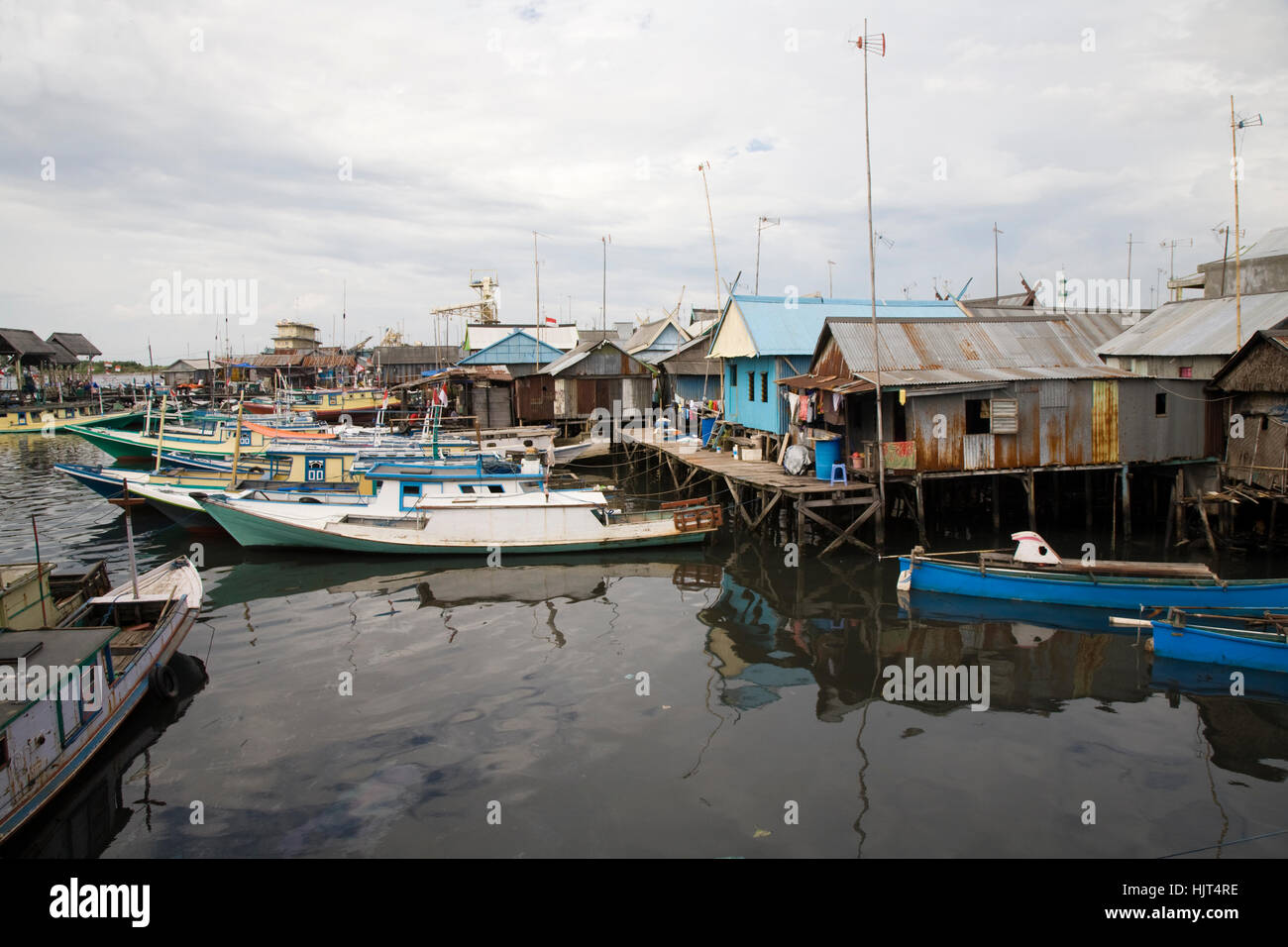 Indonesien, Reflexion, Hafen, horizontale, Hütten, Slum, schmutzig, Fischerboote, Stockfoto