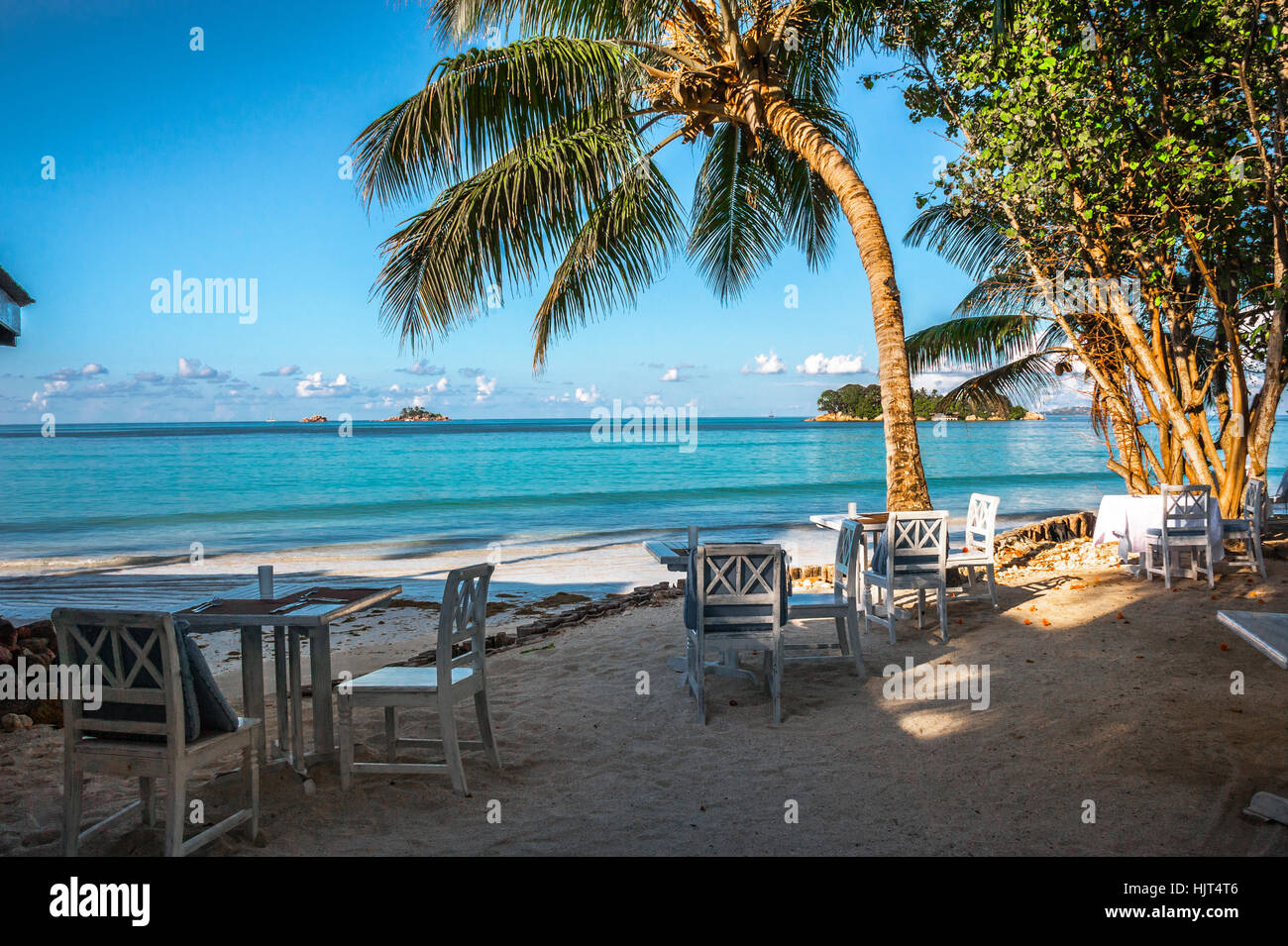 Strand der Seychellen mit Tisch und Stühlen, Insel Praslin, Strand Anse Volbert Stockfoto