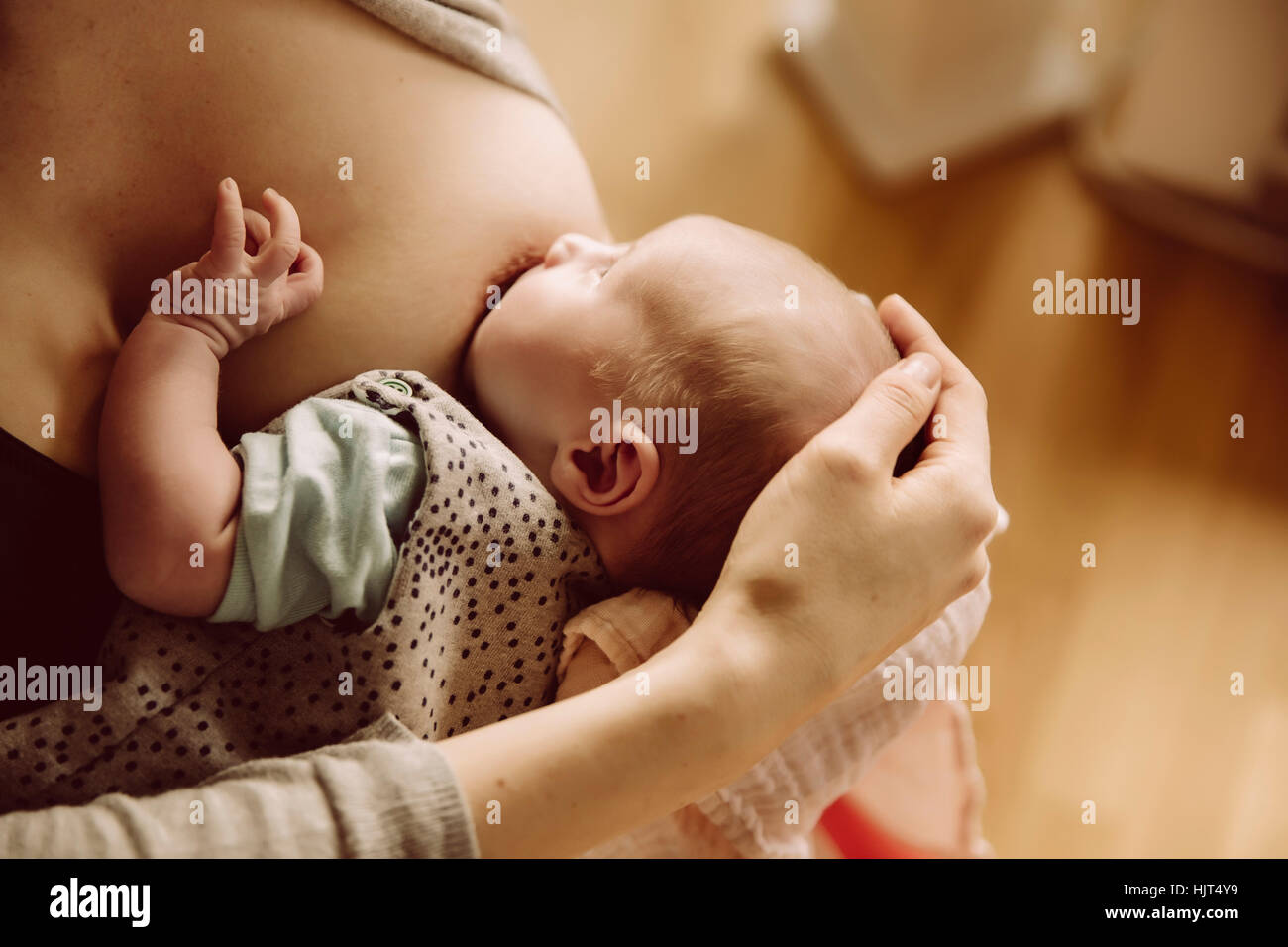 Neugeborenen trinken von Mutter "AOS Brust Stockfoto