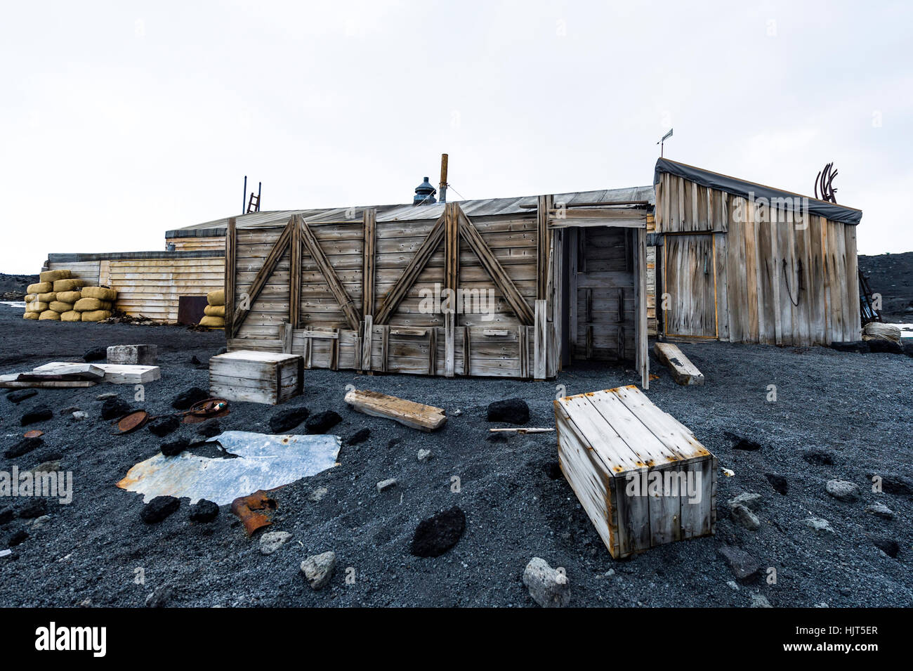 Die verwitterte Wände und Versorgung-Boxen der Antarctic Explorer Robert Falcon Scott Hütte. Stockfoto