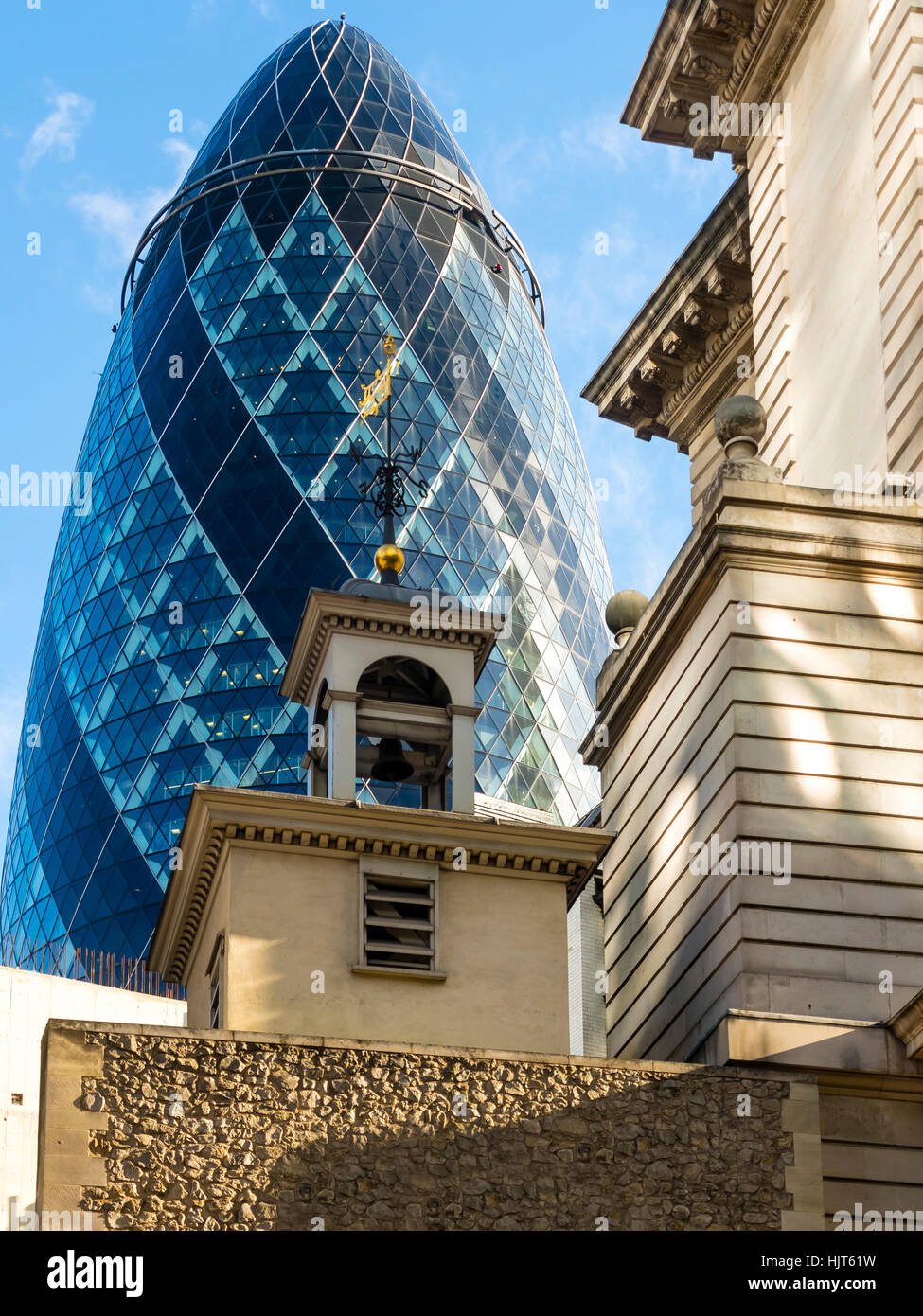 Großbritannien, London, City of London, Blick auf 30 St Mary Axe und St. Andrew Undershaft im Vordergrund Stockfoto