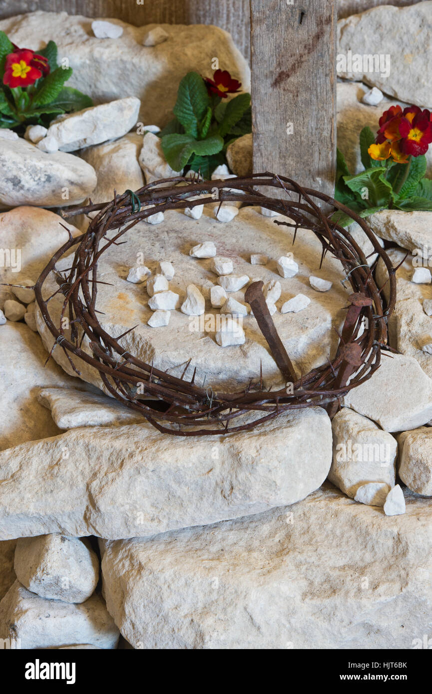 Krone von Dornen und Nägeln auf Stein in Tewkesbury Abbey zu Ostern. Tewkesbury, Gloucestershire, England Stockfoto