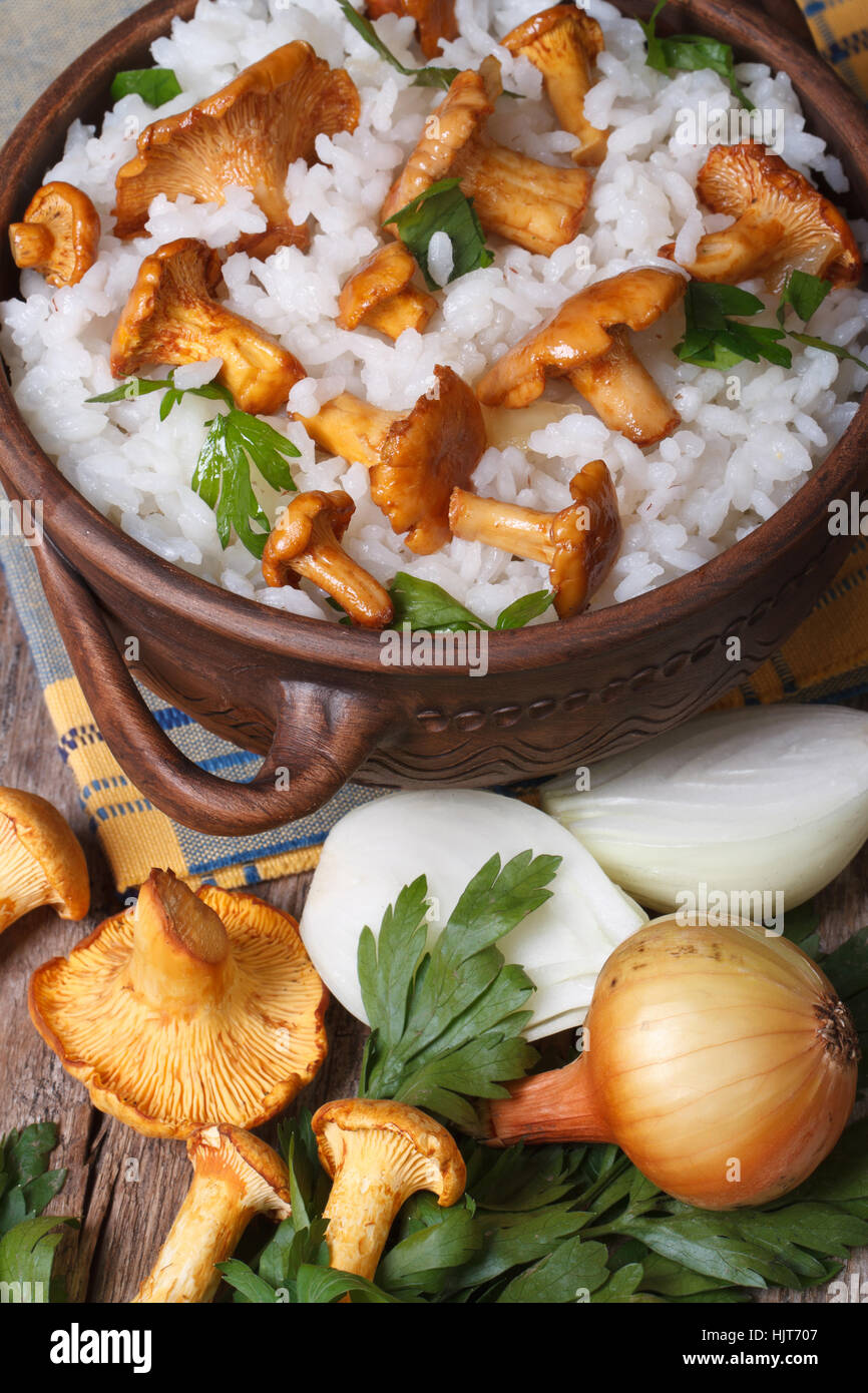 Risotto mit Pfifferlingen und Zutaten auf den Tisch Closeup vertikale. Stockfoto