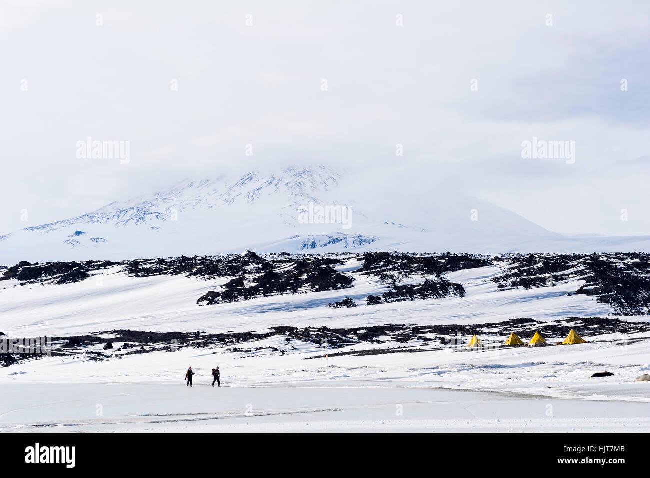 Archivare überqueren das Meereis um Wiederherstellung der Antarctic Explorer Robert Falcon Scott Hütte fortzusetzen. Stockfoto
