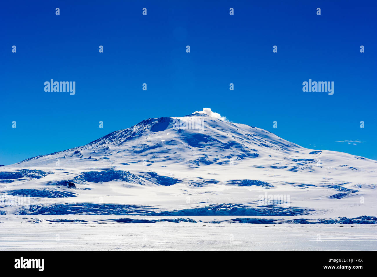 Rauchen-Gipfel des Mount Erebus ein aktiver Vulkan in der Antarktis. Stockfoto