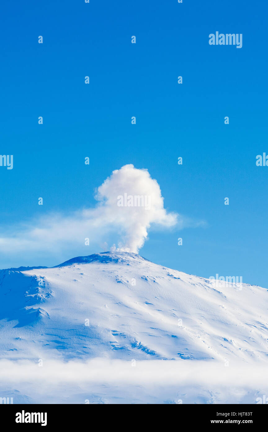 Rauchen-Gipfel des Mount Erebus ein aktiver Vulkan in der Antarktis. Stockfoto