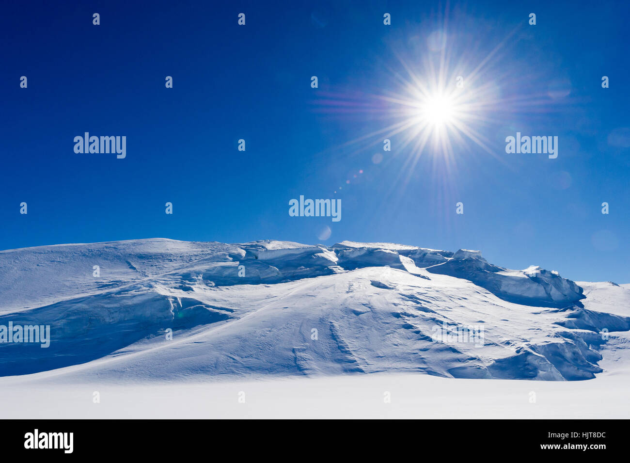 Die antarktische Sonne erhebt sich über einem Gletscherspalte über das Ross-Schelfeis. Stockfoto