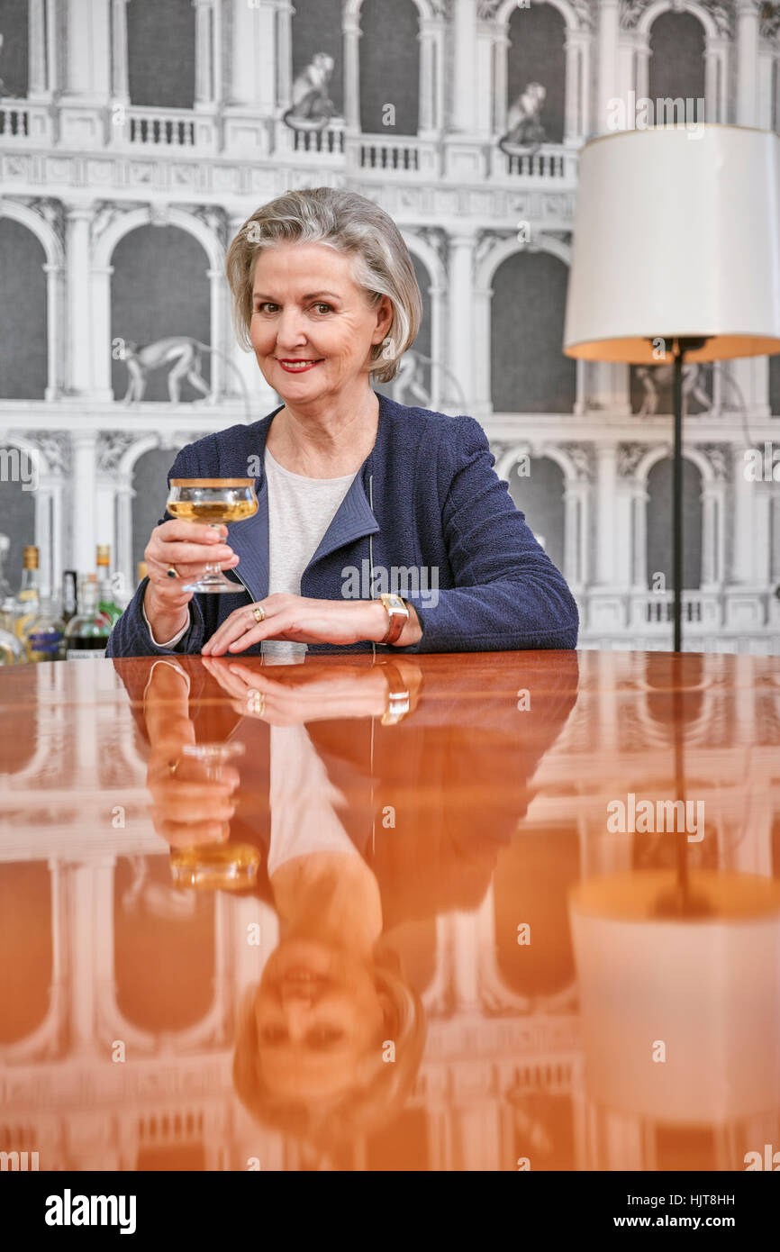 Porträt von senior Frau Glas Champagner trinken Stockfoto