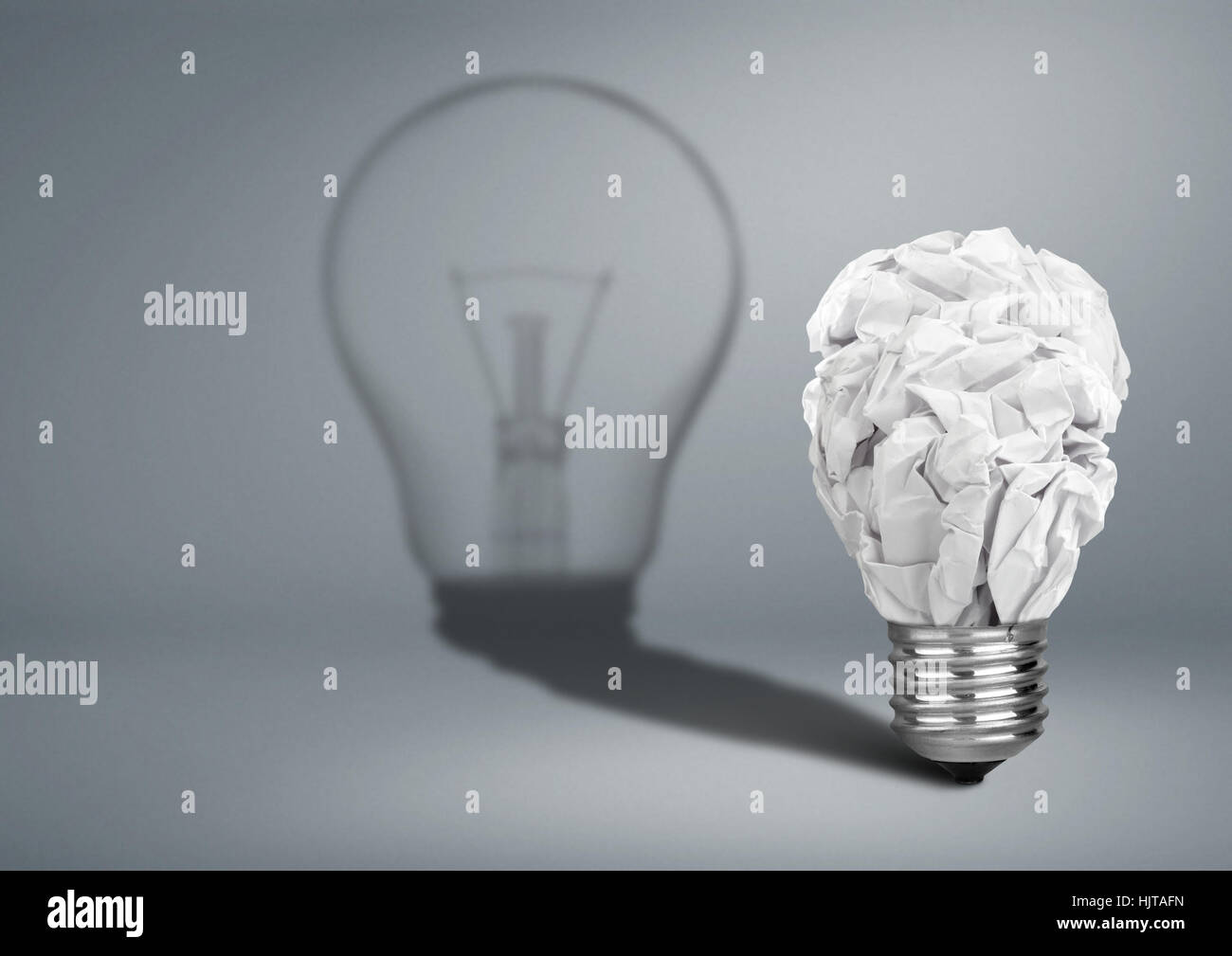 Birne mit gerillter und Schatten, kreatives Konzept Idee auf grau Stockfoto