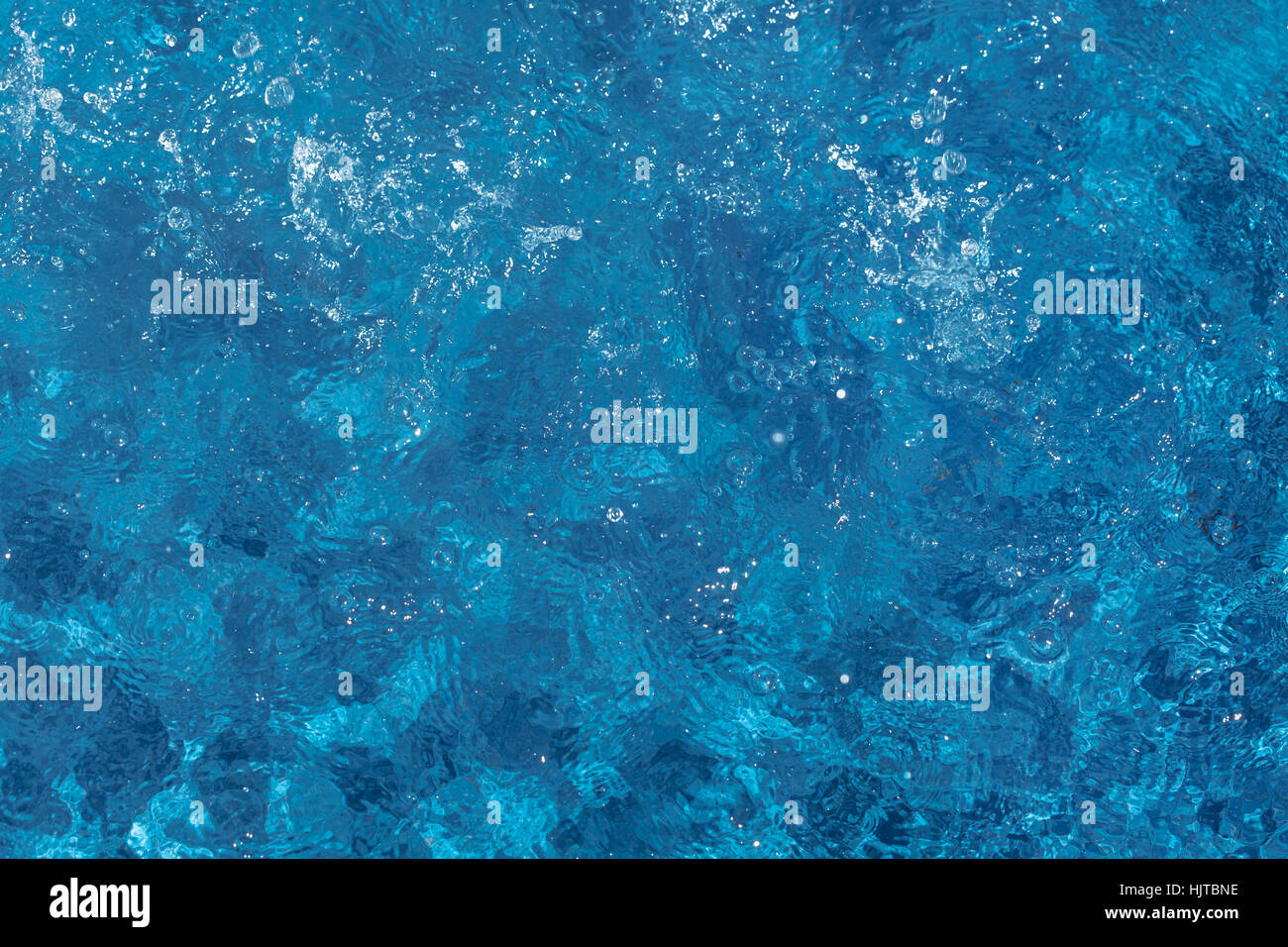 Abstrakt blau Wasser im Pool, Hinweis fahl Schärfentiefe Stockfoto