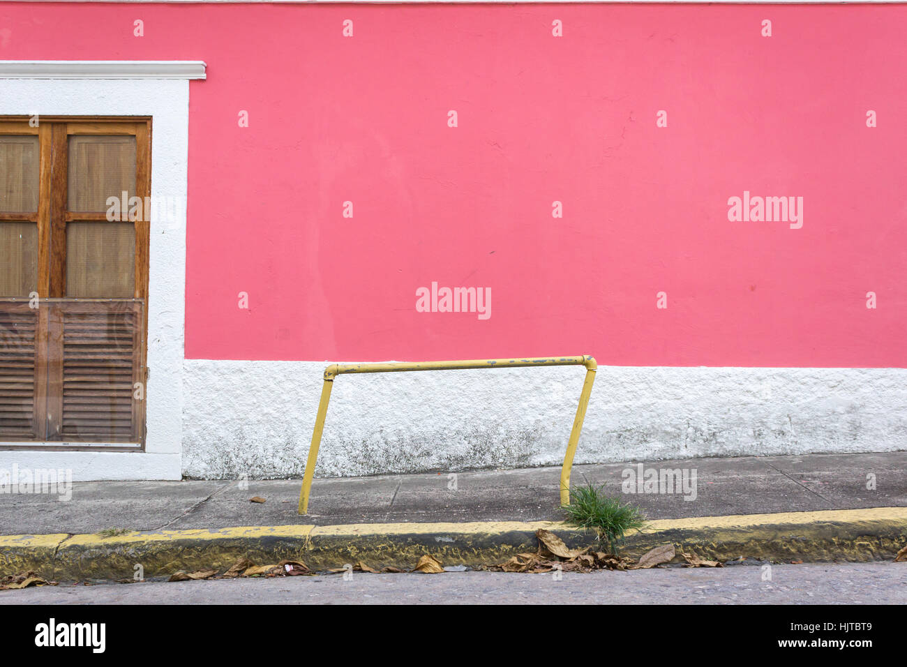 Holz Kolonialstil Windown und Rosa Wand leere Straße Stockfoto