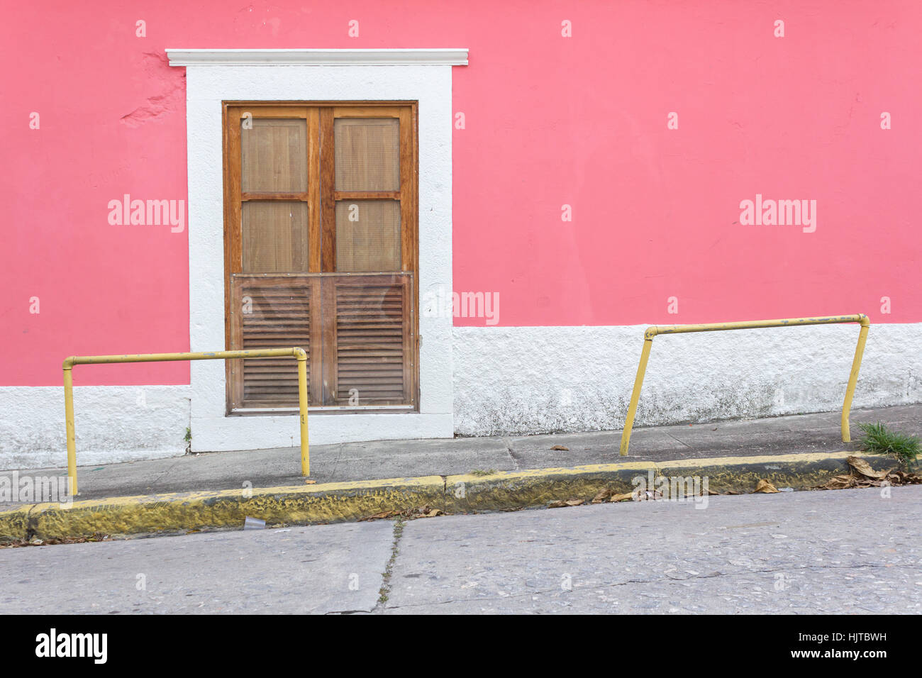 Holz Kolonialstil Windown und Rosa Wand leere Straße Stockfoto