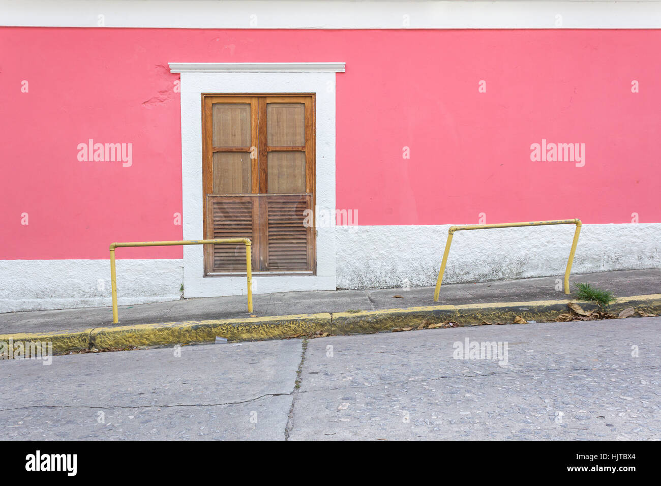 Holz Kolonialstil Windown und Rosa Wand leere Straße Stockfoto