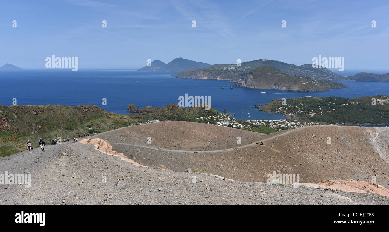 Blick von der Gran Cratere auf Vulcano von mehreren anderen Äolischen Inseln, einschließlich Lipari, Salina und Filicudi Stockfoto