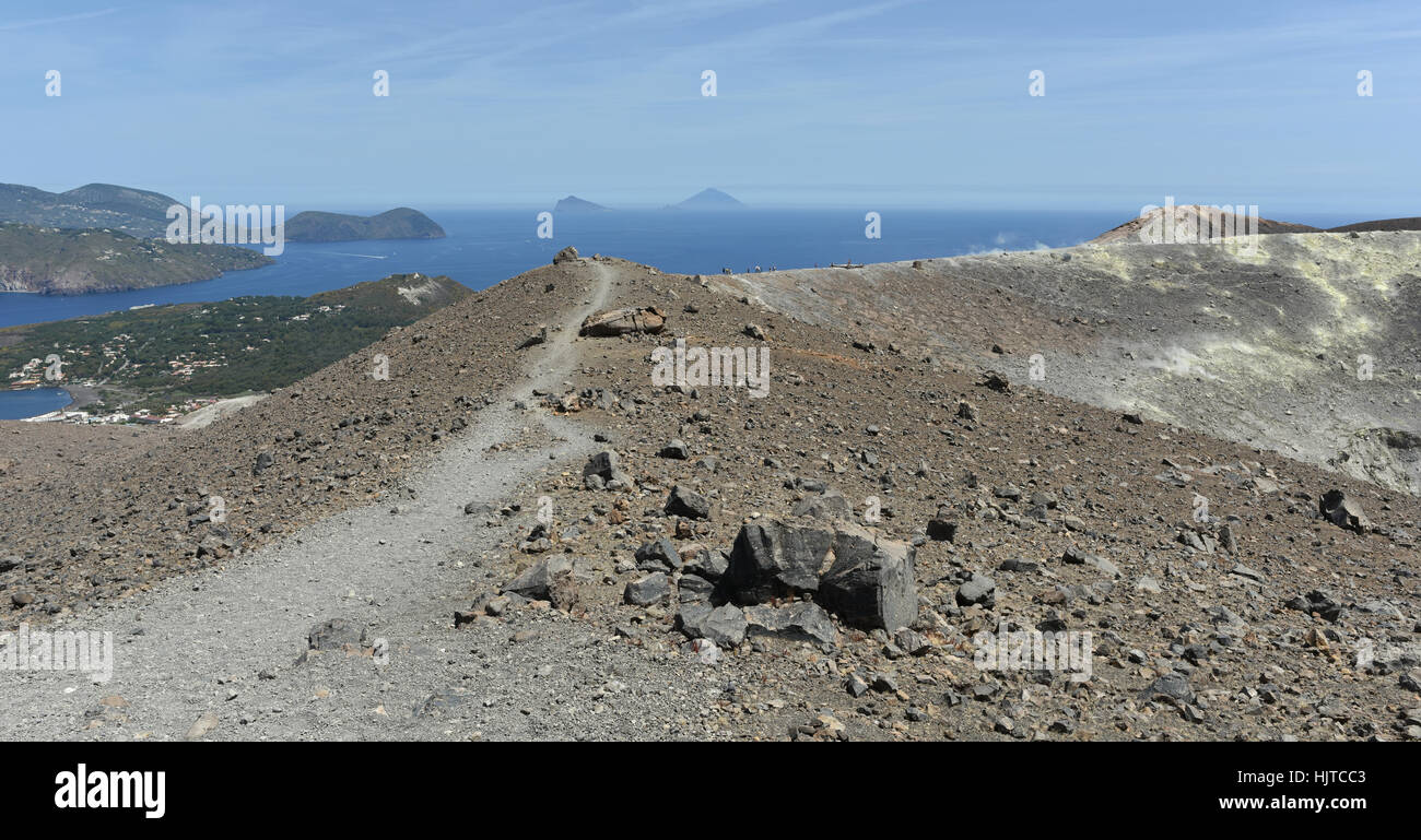 Wandern rund um den Gran Cratere auf Vulcano, einer der Äolischen Inseln vor Sizilien Stockfoto