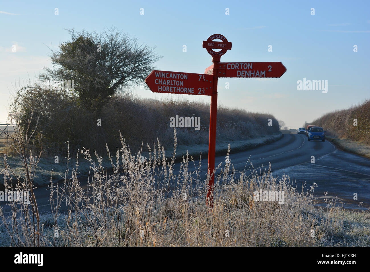 Dorset rote Wegweiser. Starkem Frost und Glatteis auf der Straße zwischen Charlton Horethorne und Sherborne in Dorset, England. Stockfoto