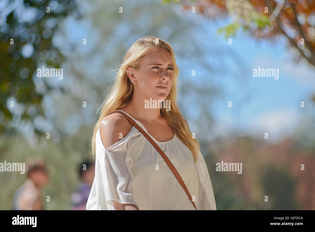 Blonde Mädchen hinunter Parque del Retiro, Madrid, Spanien. Stockfoto